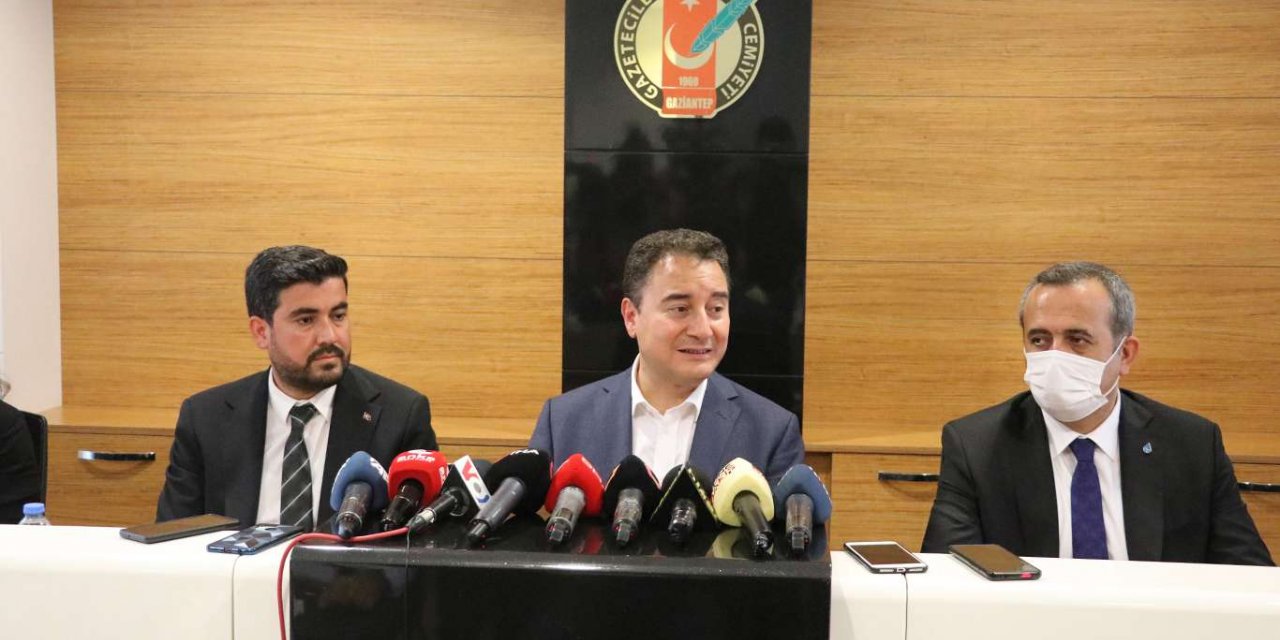 DEVA Partisi Genel Başkanı Babacan, Gaziantep’te gazetecilerle bir araya geldi
