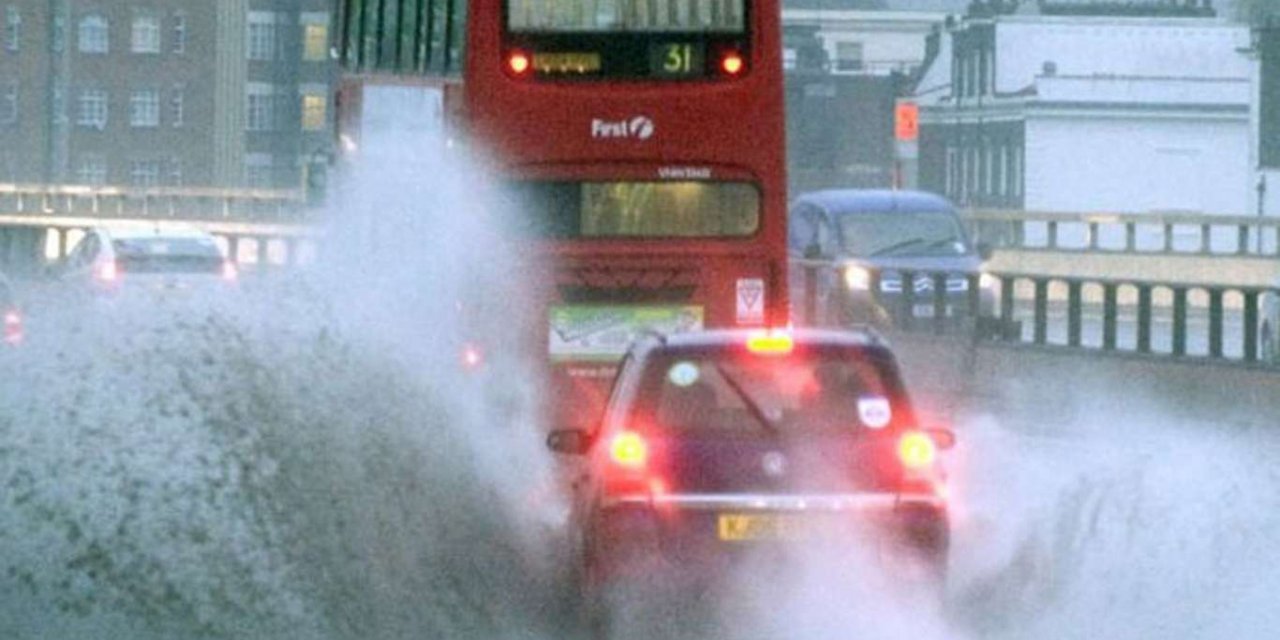 Sağanak yağış İngiltere’nin başkenti Londra’yı vurdu