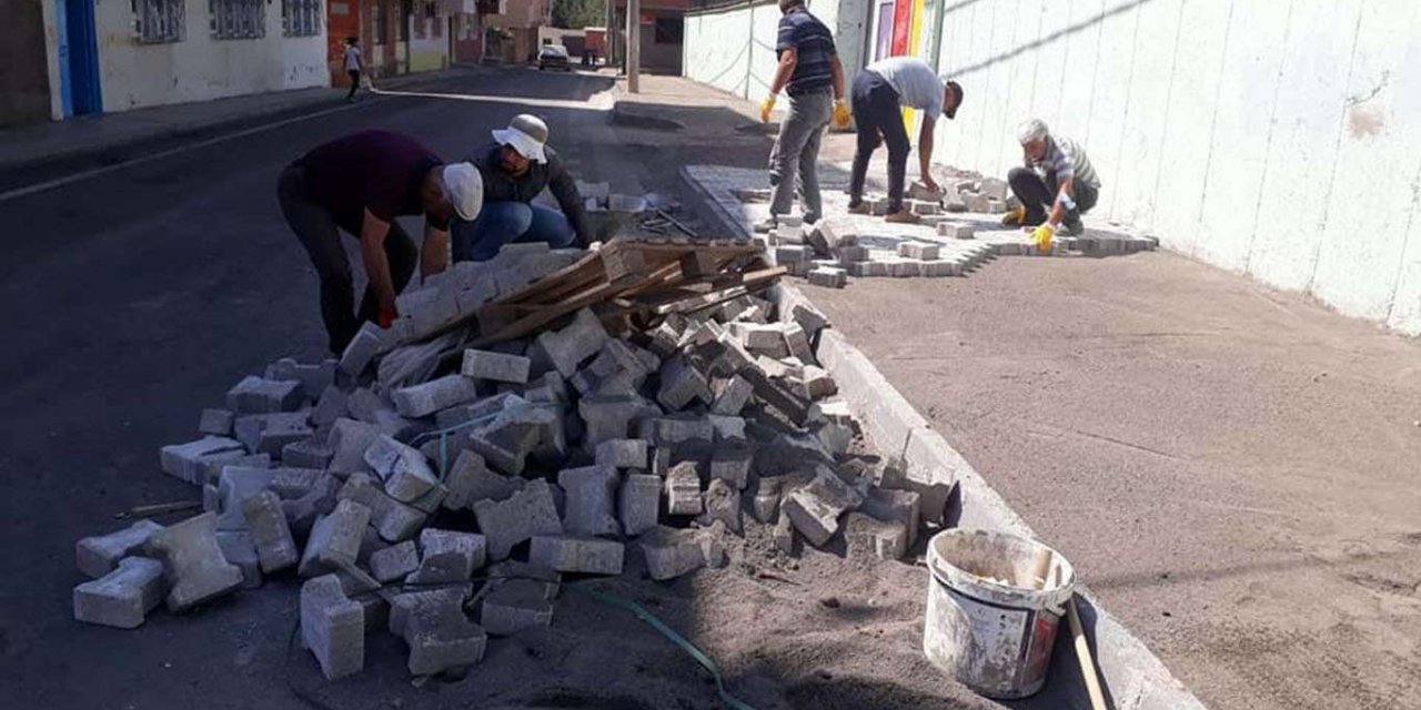 Diyarbakır’da tahrip olan kaldırımlar yenileniyor