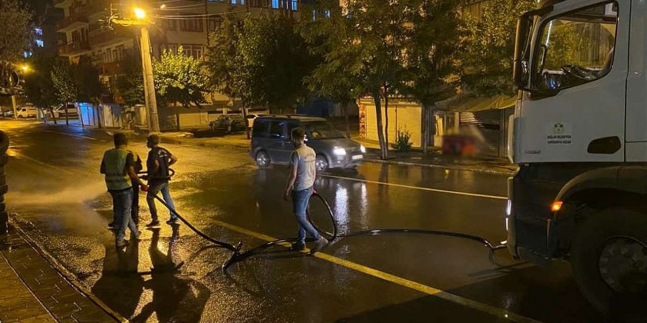 Diyarbakır'da temizlik çalışmaları gece vakti de sürüyor