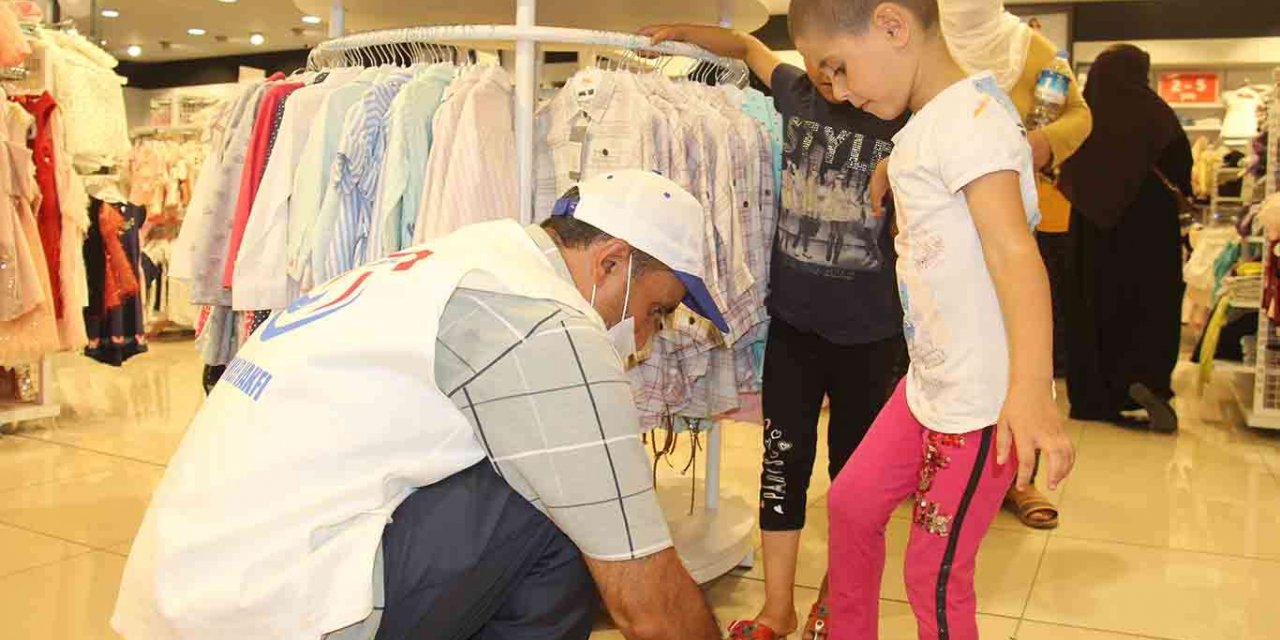 Yetimler Vakfı Kurban Bayramı öncesi yüzlerce çocuğa giyim yardımında bulundu