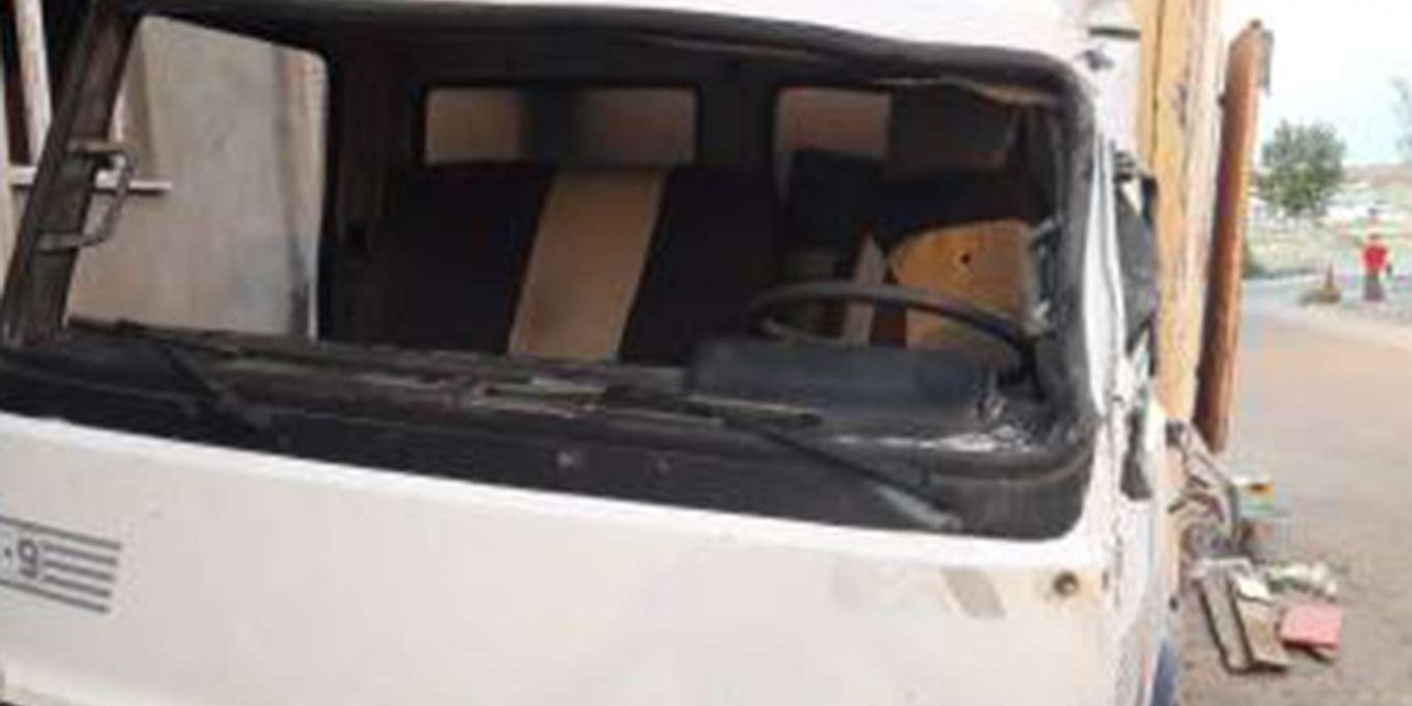 Çınar'da kamyonet yan yattı: 2 yaralı