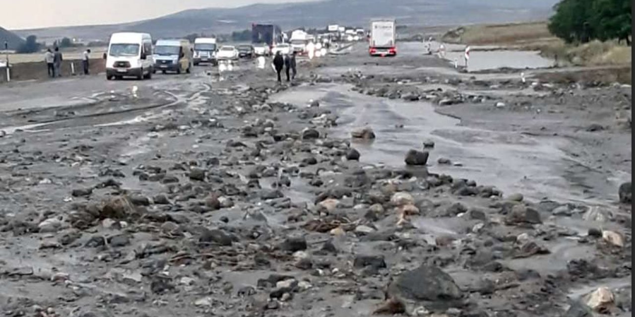 Ağrı'da etkili olan sel uluslararası kara yolunu ulaşıma kapattı