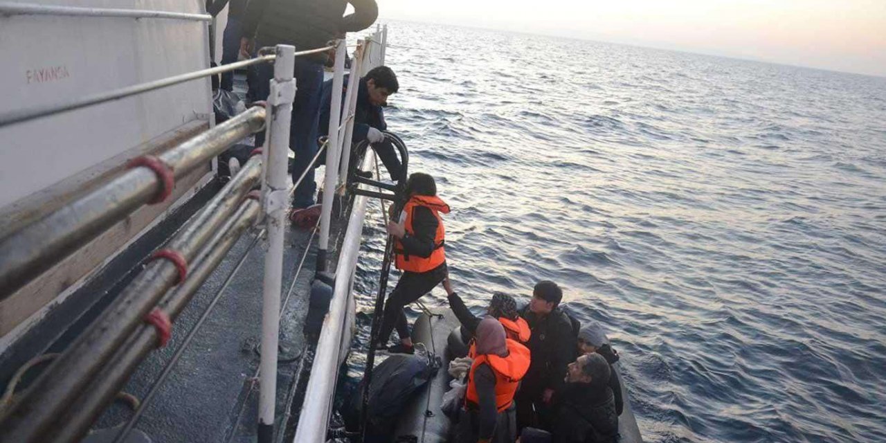 Çanakkale'de 12 düzensiz göçmen kurtarıldı