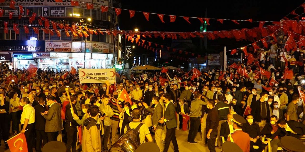 Van'da 15 Temmuz kutlamaları gerçekleştirildi