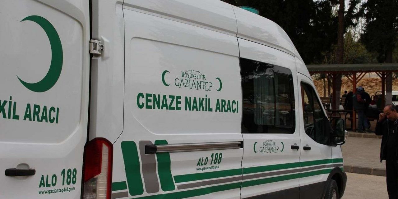 Gaziantep'te otomobil ile kamyonet çarpıştı: 2 ölü