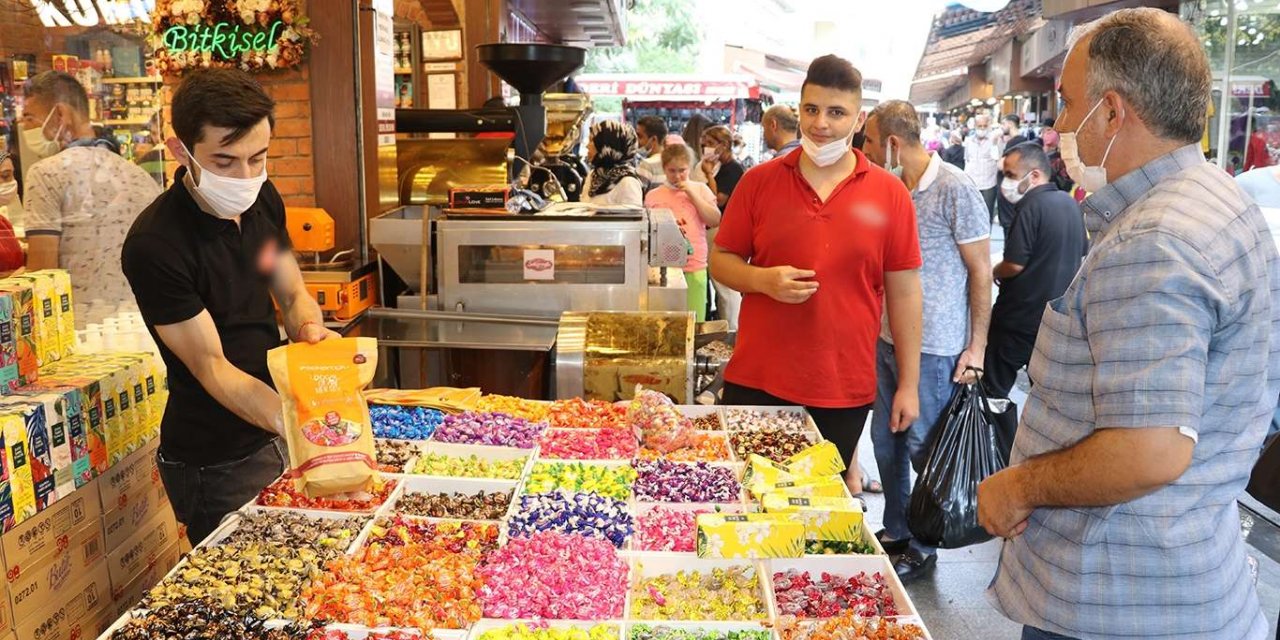 Bayram alışverişinden memnun olan esnafın yüzü gülüyor