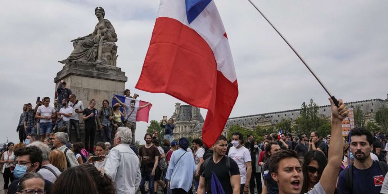 Fransa'da aşı zorunluluğu karşıtı gösteriler düzenlendi