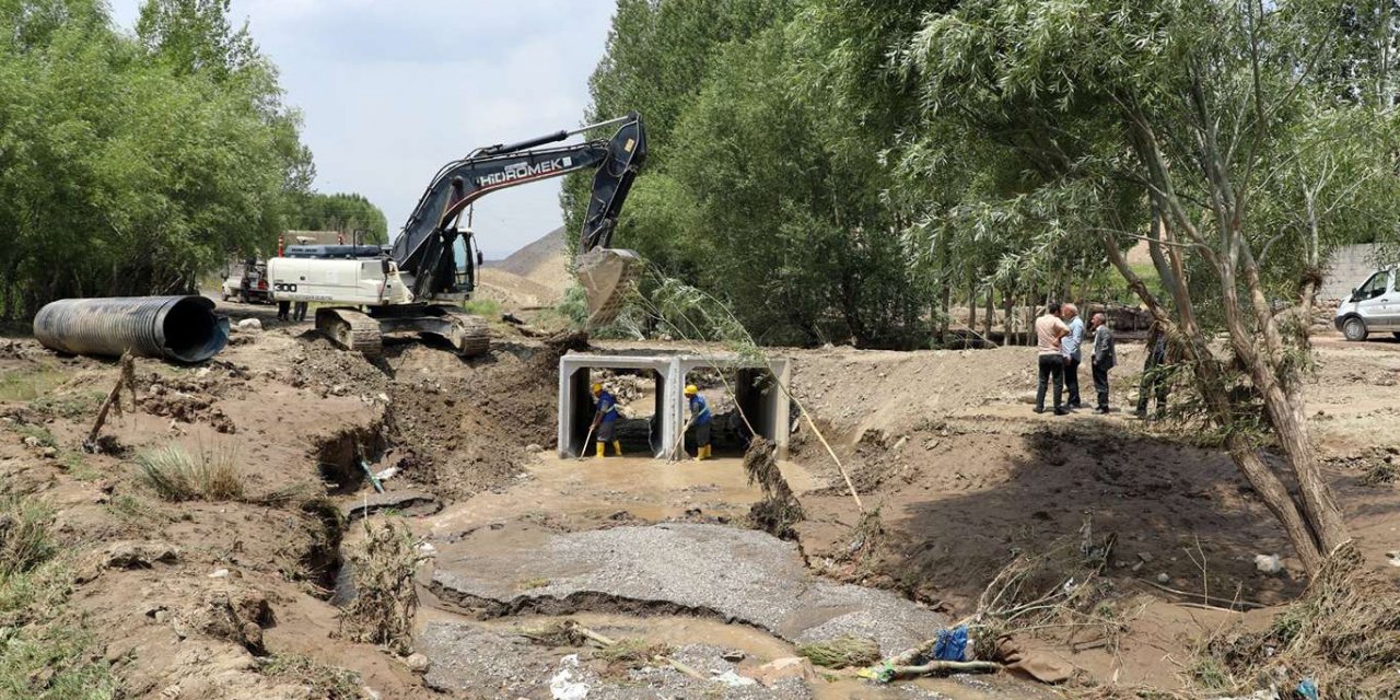 Van’da selden etkilenen mahallelerde çalışmalar sürüyor