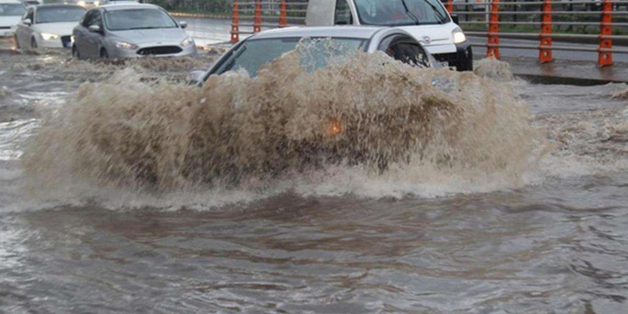 Rize ve Artvin'de etkili olan yağış sele neden oldu