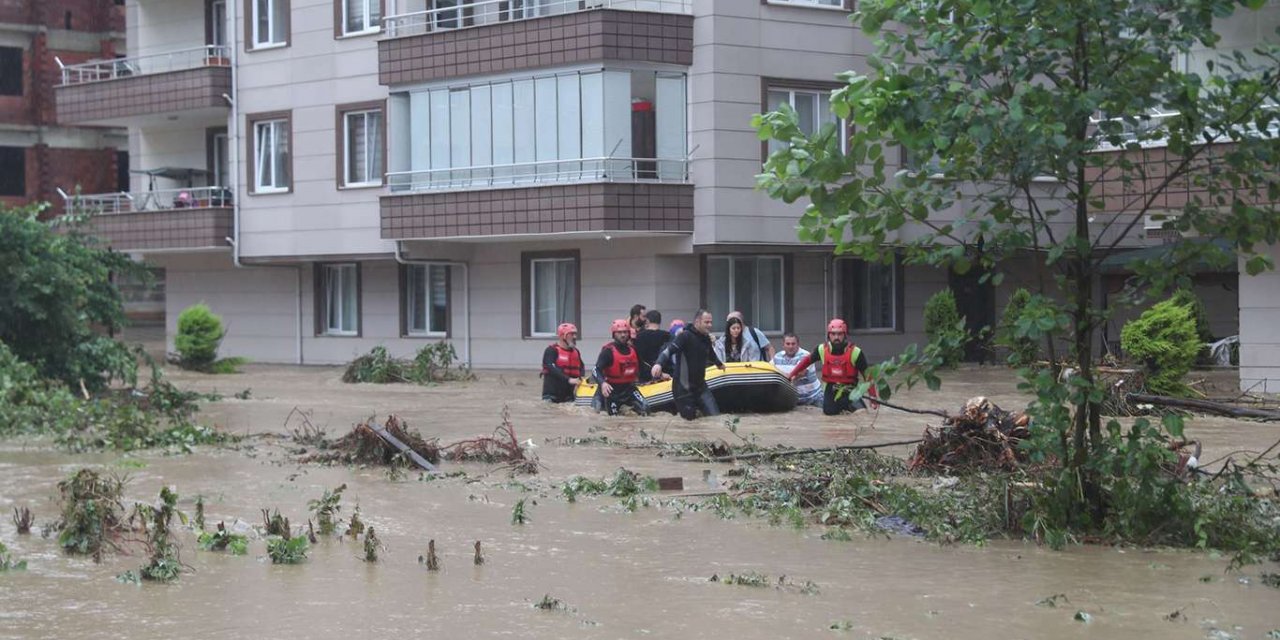 Rize ve Artvin’de beklenen yağış başladı: Bazı mahalleleri su bastı