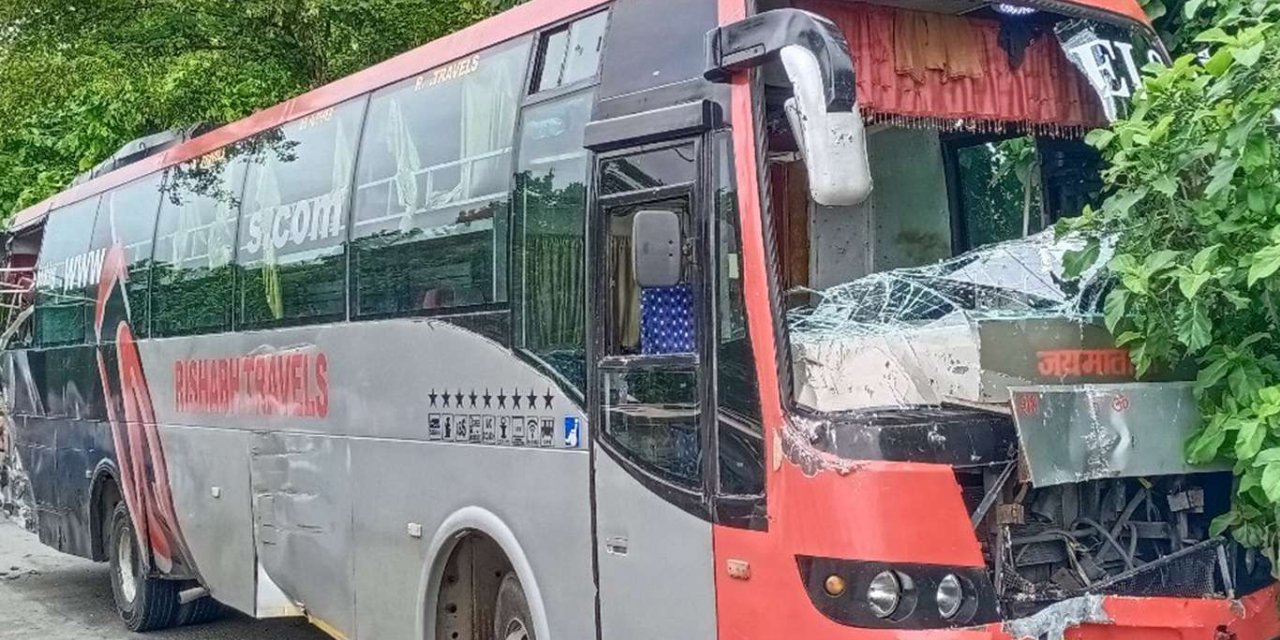 Hindistan'da kamyon otobüse çarptı: 20 ölü
