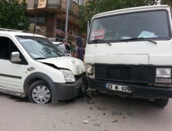 Elazığ'da Minibüs ile ticari araç çarpıştı