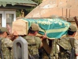 Suriyeli kadının cenazesini, askerler taşıdı