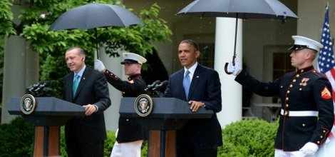 Askere şemsiye tutturan Obama 'çizgiyi aştı'