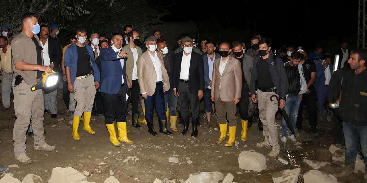 İçişleri Bakan Yardımcısı İnce Van'daki sel bölgesinde incelemelerde bulundu