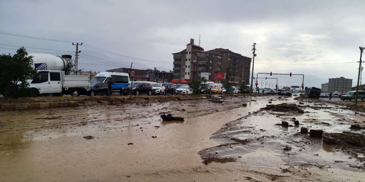 Yüksekova'da birçok cadde ve sokak sular altında kaldı