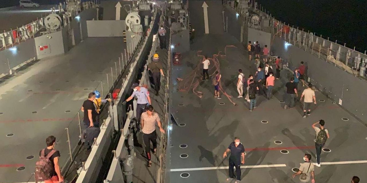 Yangının termik santraline yaklaşması üzerine vatandaşlar gemilerle tahliye ediliyor