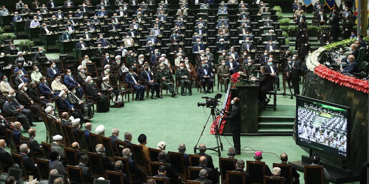 İran'ın yeni Cumhurbaşkanı Reisi yemin ederek görevine başladı