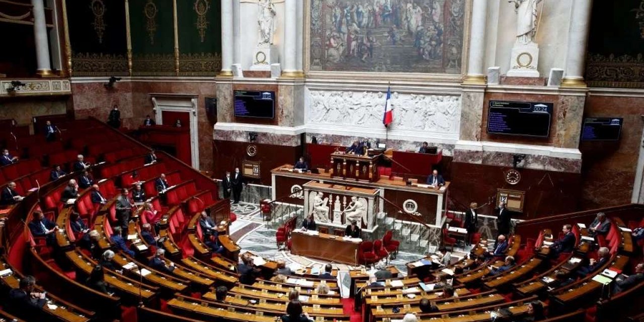 Fransa'da Covid-19 ile mücadele yasası onaylandı