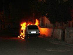 Karısına sinirlendi otomobilini yaktı