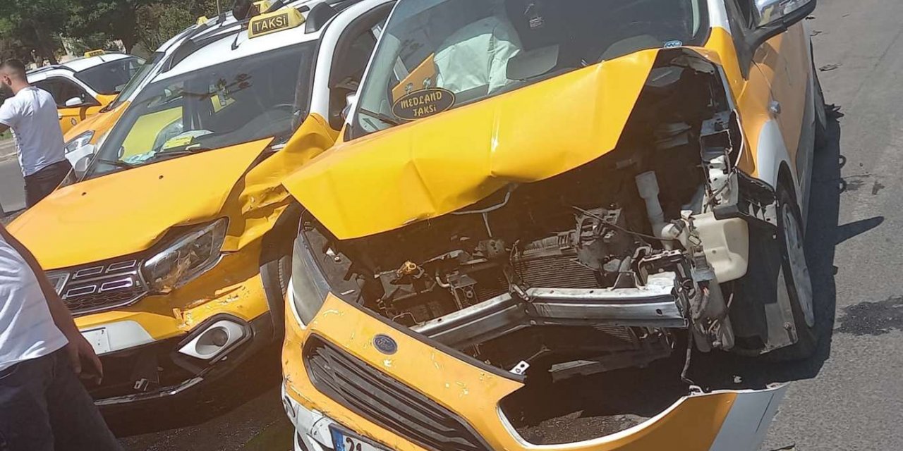 Diyarbakır'da ticari taksiler çarpıştı