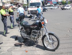 Motosiklete vuran otomobil kaçtı
