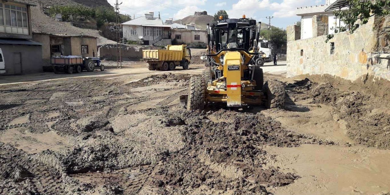 Sel bölgelerindeki alt yapı çalışmaları sürüyor
