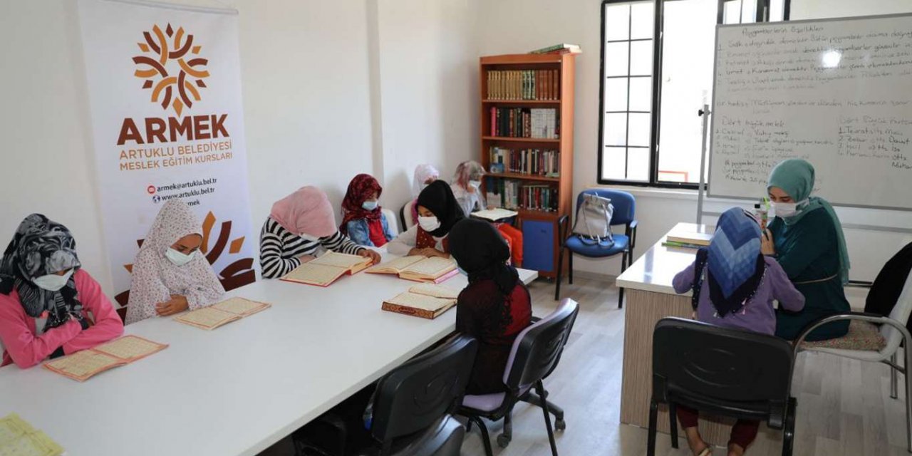 Mardin’de 300 kadın kursiyer Covid-19 tedbirleri kapsamında eğitim alıyor