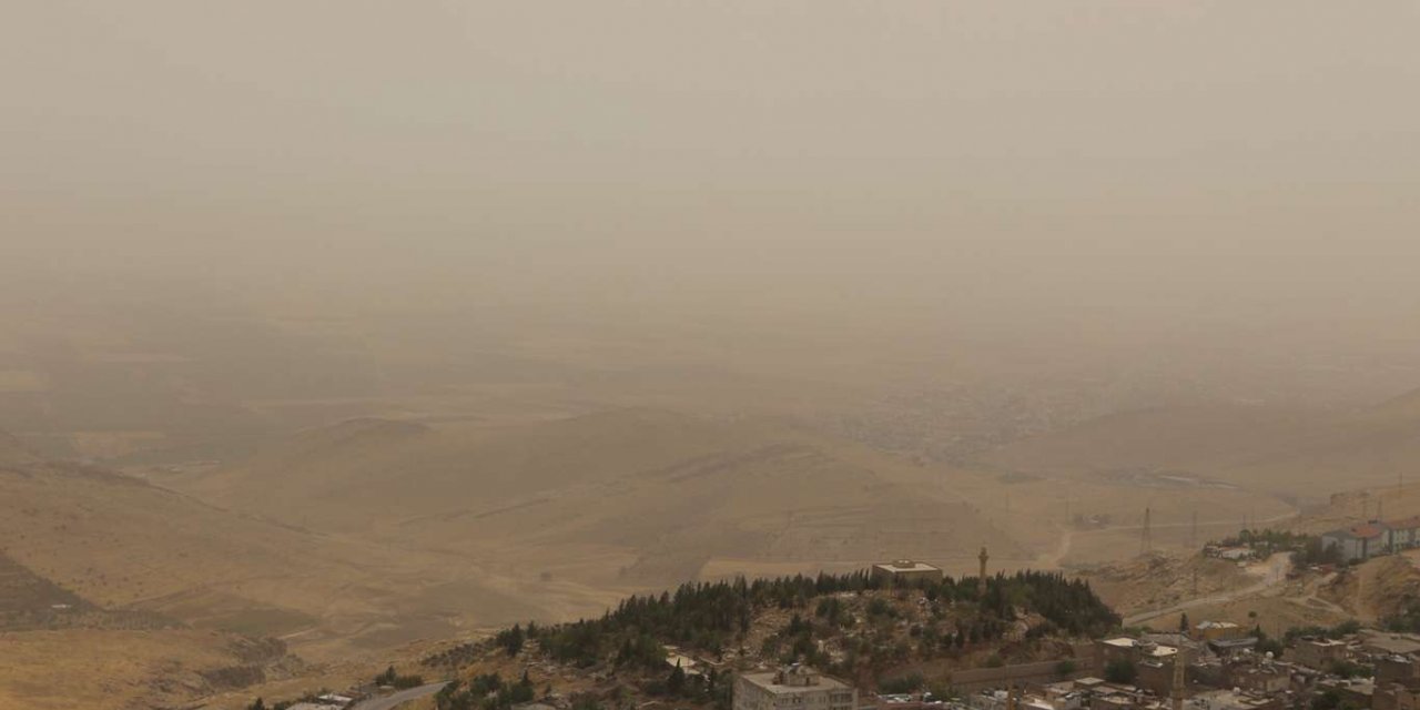 ​Mardin’de etkili olan toz fırtınası havadan görüntülendi