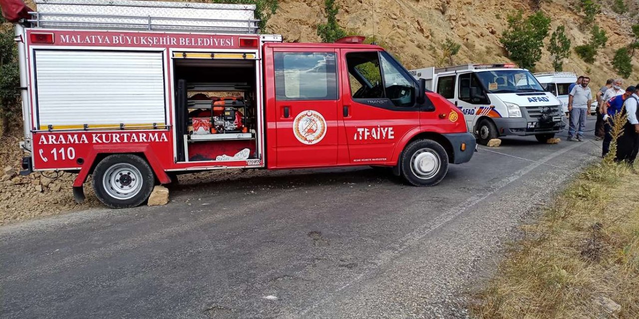 Malatya'nın Yeşilyurt ilçesinde şarampole yuvarlanan traktörün sürücüsü yaralandı