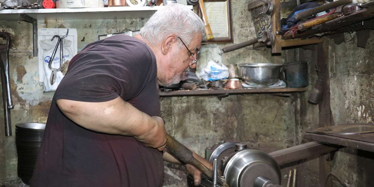 Bakır işleme sanatını yarım asırdır sürdürüyor