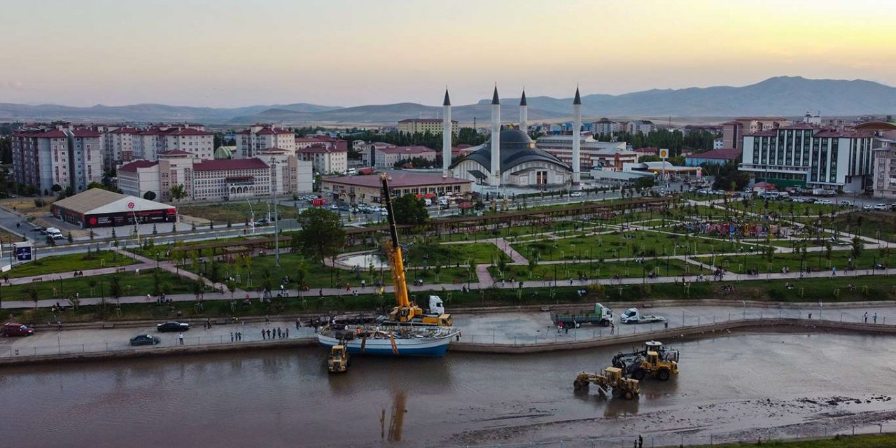 Dev balıkçı teknesi ilgi odağı oldu