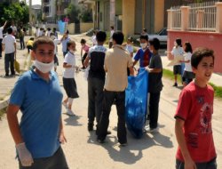 Öğrenciler sokakları temizledi!