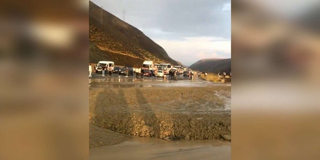 Erzincan-Sivas kara yolu heyelan nedeniyle ulaşıma kapandı