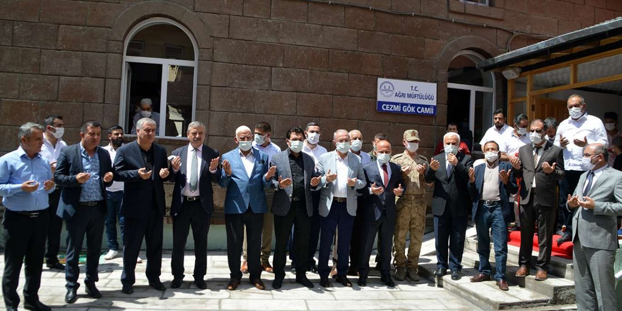 Yenileme çalışmaları sona eren cami Cuma namazı ile birlikte ibadete açıldı