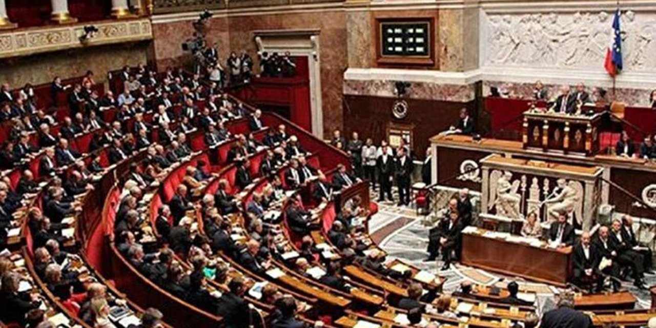 Fransa Müslümanları hedef alan yasayı onayladı