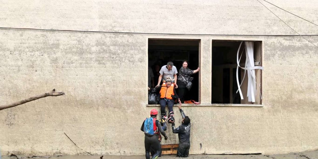 Yangın ve sel bölgelerine bağışlar sürüyor