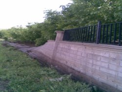 Kovancılar'da yağmur okulun bahçe duvarını yıktı