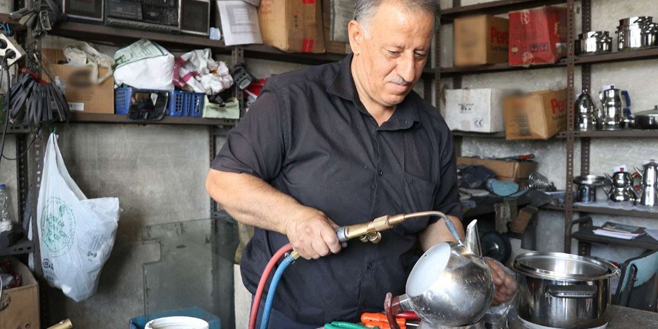 40 yıldır tencere ve çaydanlık tamir ederek ailesinin geçimini sağlıyor