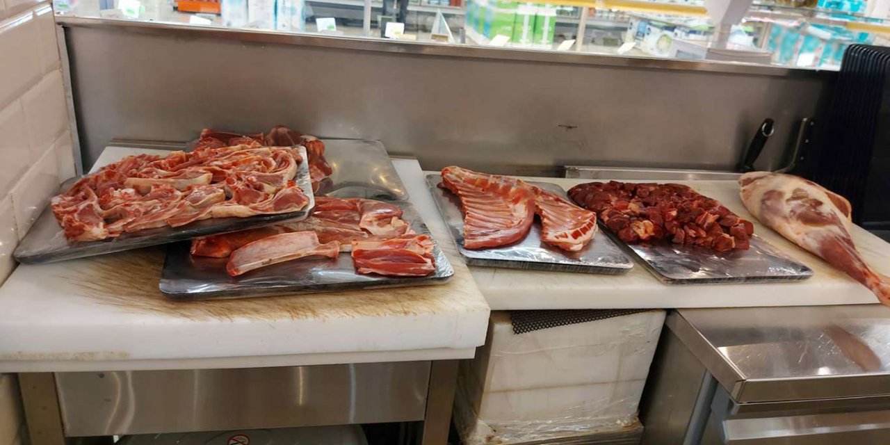 Belediye ekiplerinin denetimlerde ele geçirdiği bozuk etler imha edildi