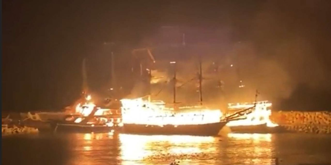 Antalya'da 4 tur teknesi alev alev yandı