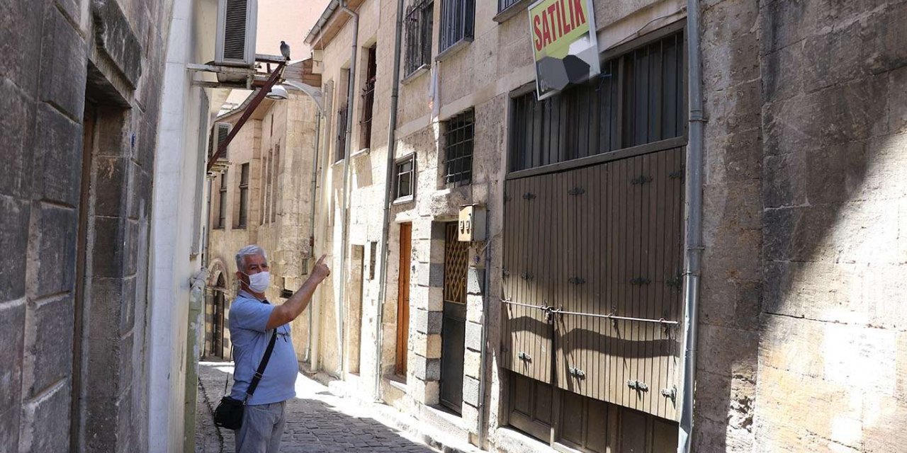 Hırsızlarla başları dertte olan tarihi mahalle sakinleri evlerini satıyor