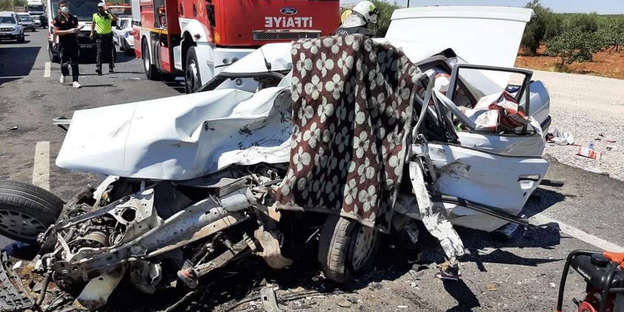 Gaziantep'te iki araç kafa kafaya çarpıştı: 1 ölü 2 yaralı