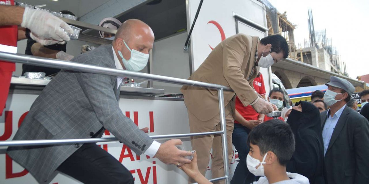 Ağrı'da Muharrem ayı nedeniyle aşure dağıtıldı