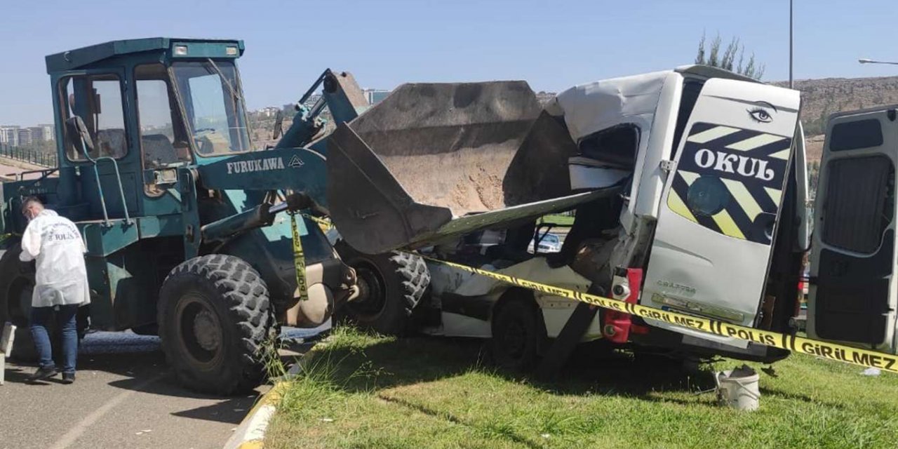 Mekîneya kar û serwîsa mektebê li hev qelibîn: Yek jê giran 13 kes birîndar bûn