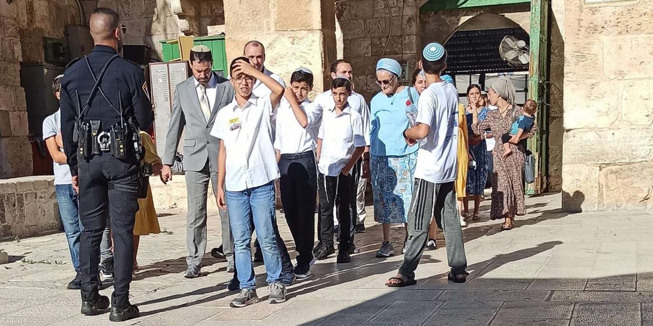 Palestine: Over 130 zionist settlers defile Aqsa Mosque