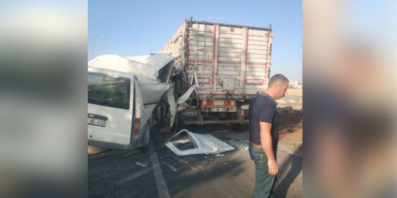 Diyarbakır'da minibüs park halindeki kamyona çarptı: Bir yaralı