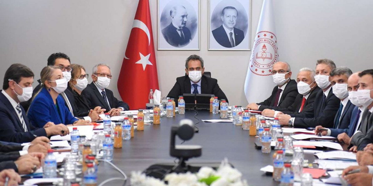 Bakan Özer: Personel ve öğrenciler dışındaki kişilere okullara giriş sınırlandırılacak