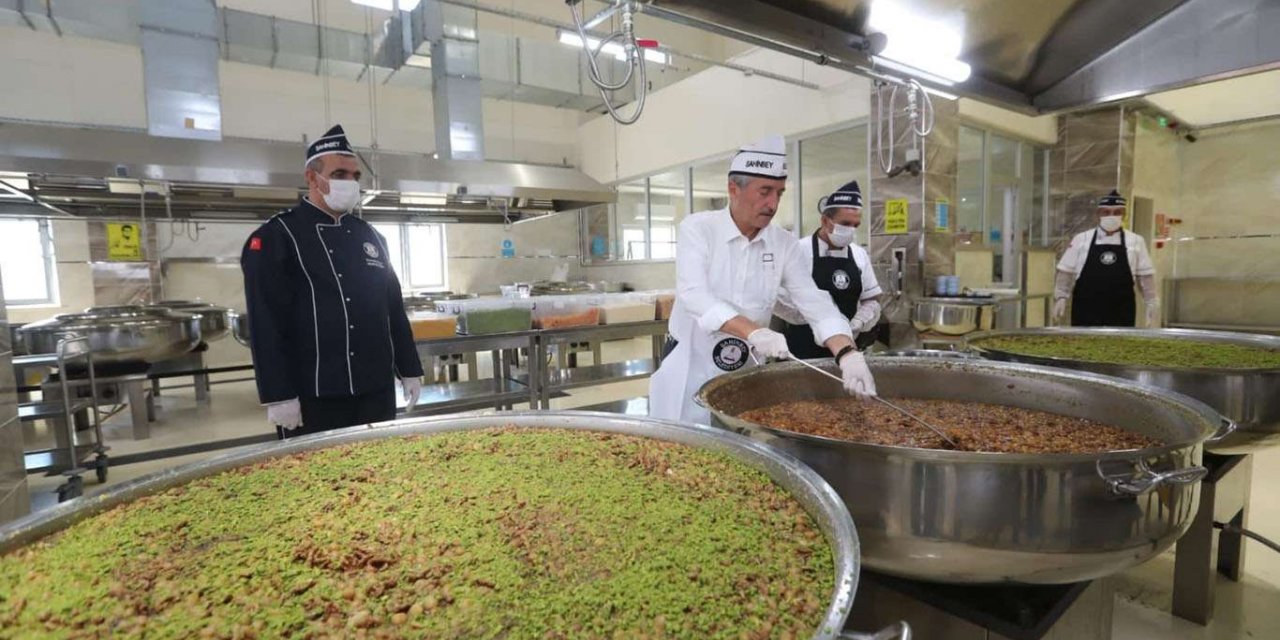 Gaziantep’te her gün 5 bin kişiye aşure dağıtılıyor